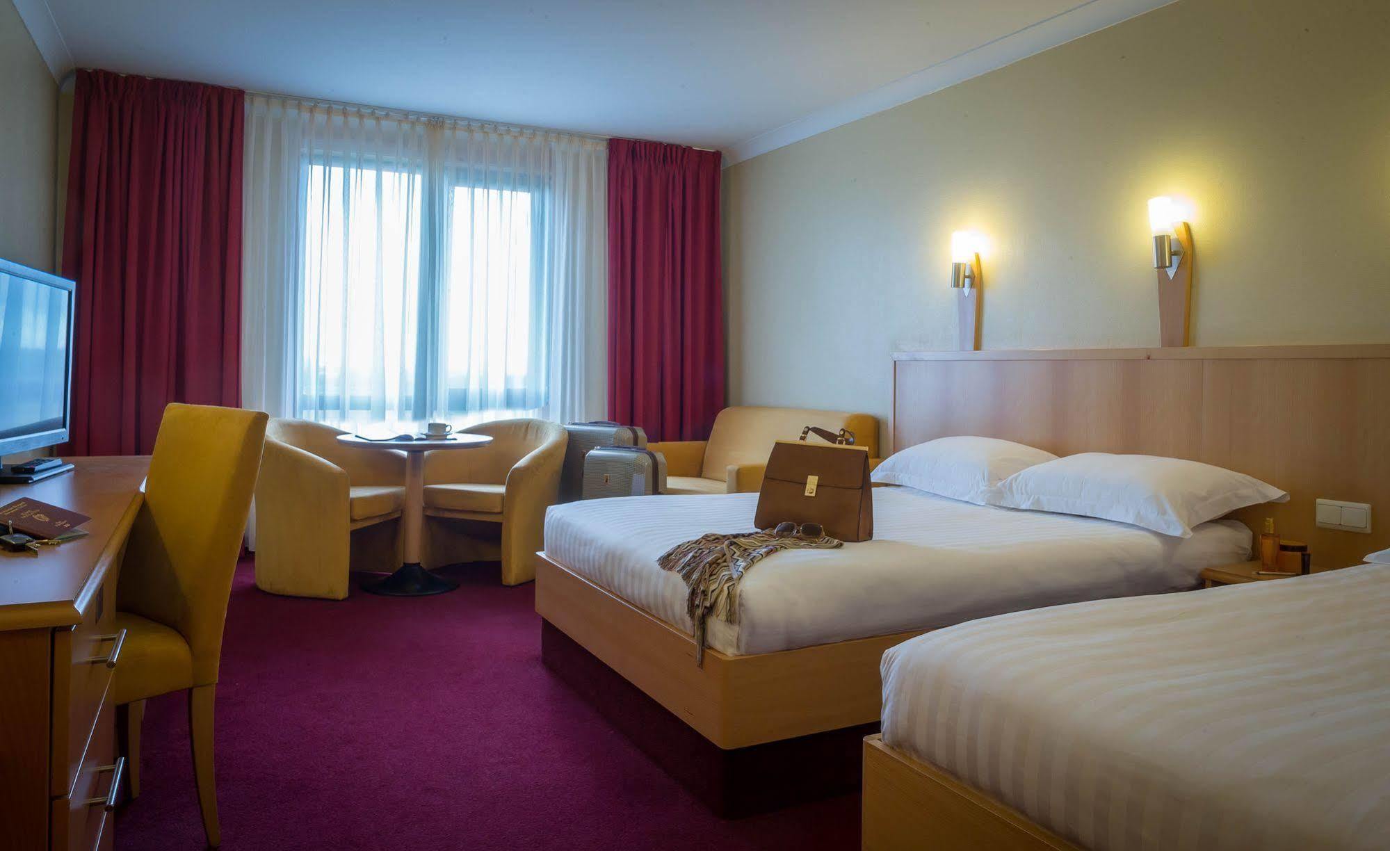Clayton Hotel Леопардстаун Екстериор снимка